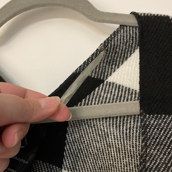 Black and White Check Plaid Wrap/Shawl, one size fits most - Picture 4 of 6